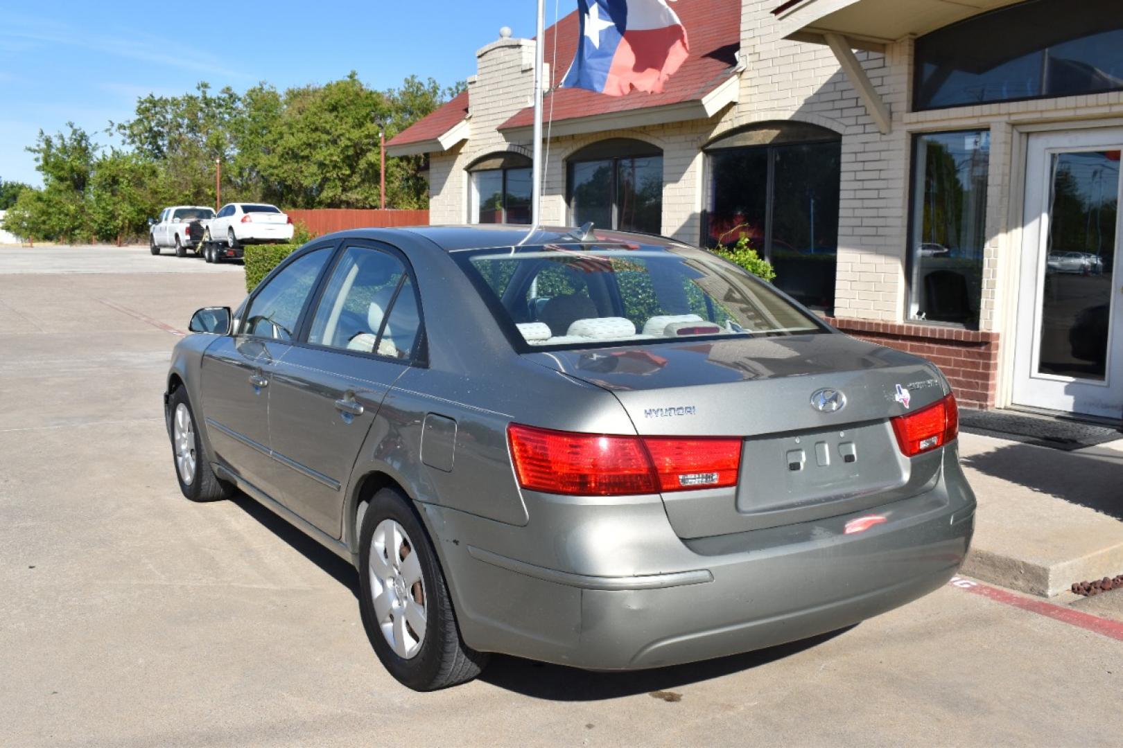 2009 Green /Tan Hyundai Sonata GLS (5NPET46C29H) with an 2.4L L4 DOHC 16V engine, Automatic 5 Spped transmission, located at 5925 E. BELKNAP ST., HALTOM CITY, TX, 76117, (817) 834-4222, 32.803799, -97.259003 - There are several compelling reasons to consider buying a 2009 Hyundai Sonata GLS: Affordability: The 2009 Hyundai Sonata GLS is often available at an affordable price point, making it an attractive option for budget-conscious buyers. Fuel Efficiency: The Sonata is known for its excellent fuel eff - Photo#5