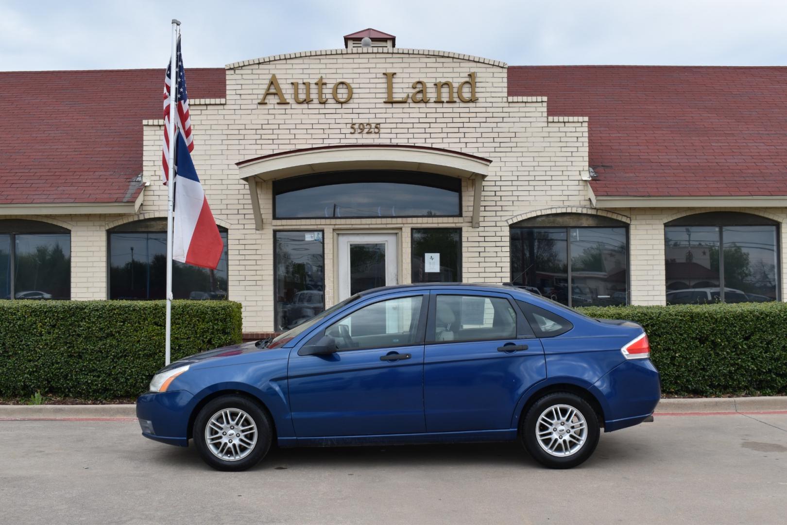 2009 Blue /Gray Ford Focus SE Sedan (1FAHP35N19W) with an 2.0L L4 DOHC 16V engine, AUTOMATIC transmission, located at 5925 E. BELKNAP ST., HALTOM CITY, TX, 76117, (817) 834-4222, 32.803799, -97.259003 - Purchasing a 2009 Ford Focus SE Sedan can be a sensible choice for several reasons: Affordability: The 2009 Ford Focus SE Sedan is often available at an affordable price point, making it an attractive option for budget-conscious buyers. Fuel Efficiency: The Focus is known for its good fuel efficie - Photo#0