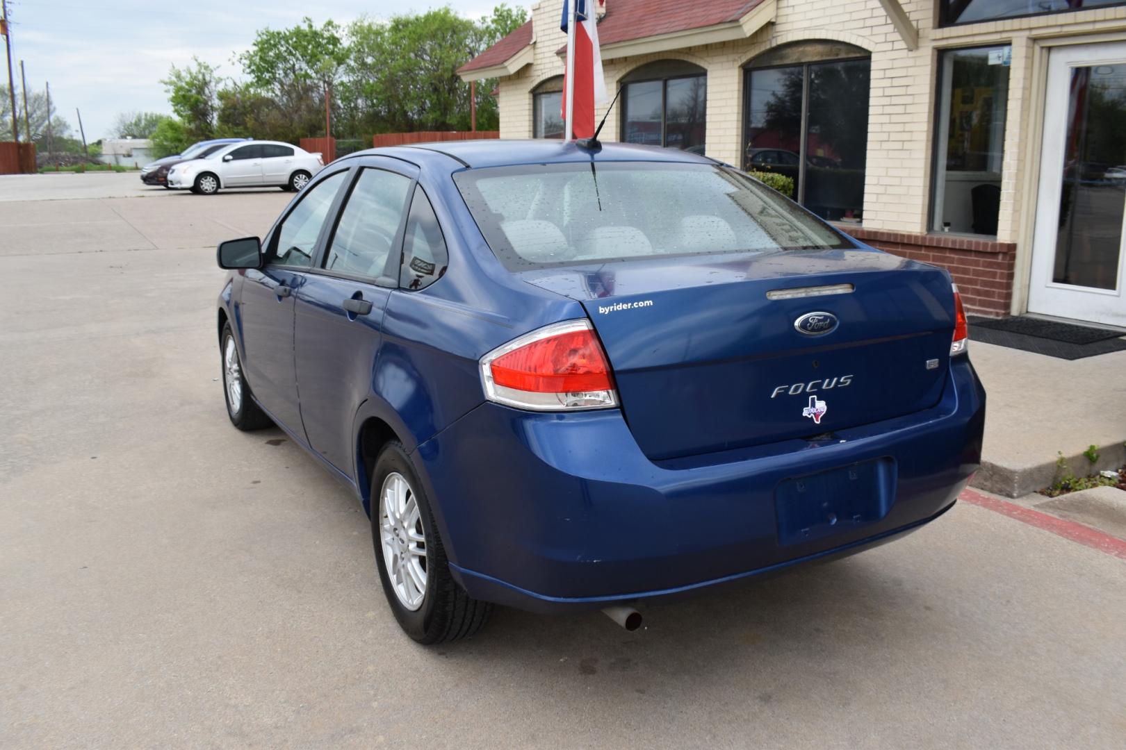 2009 Blue /Gray Ford Focus SE Sedan (1FAHP35N19W) with an 2.0L L4 DOHC 16V engine, AUTOMATIC transmission, located at 5925 E. BELKNAP ST., HALTOM CITY, TX, 76117, (817) 834-4222, 32.803799, -97.259003 - Purchasing a 2009 Ford Focus SE Sedan can be a sensible choice for several reasons: Affordability: The 2009 Ford Focus SE Sedan is often available at an affordable price point, making it an attractive option for budget-conscious buyers. Fuel Efficiency: The Focus is known for its good fuel efficie - Photo#5