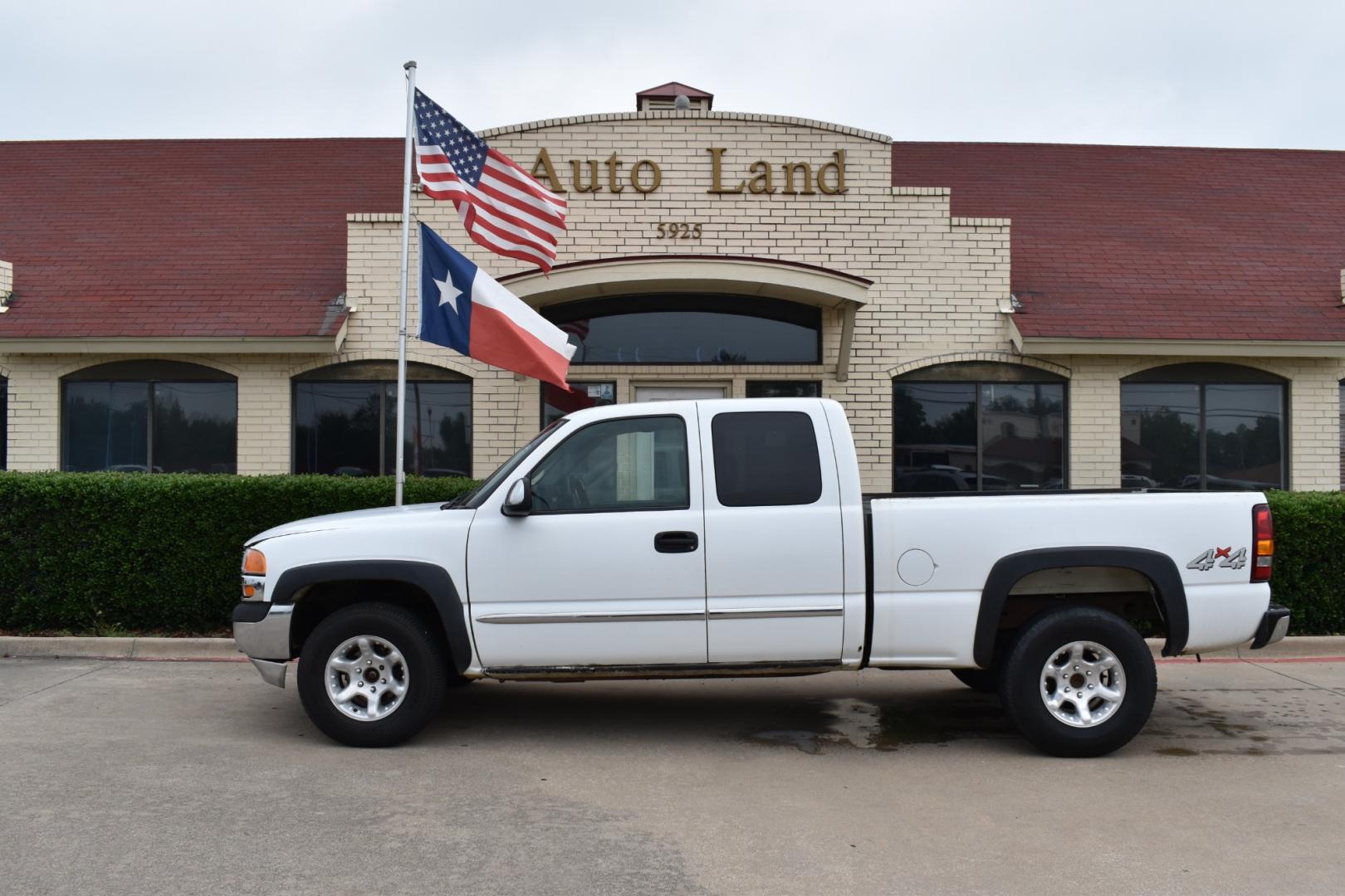 2001 White /Black GMC Sierra 1500 SL Ext. Cab Long Bed 4WD (1GTEK19T51E) with an 5.3L V8 OHV 16V engine, 4-Speed Automatic Overdrive transmission, located at 5925 E. BELKNAP ST., HALTOM CITY, TX, 76117, (817) 834-4222, 32.803799, -97.259003 - Revive Your Driving Experience with the 2001 GMC Sierra 1500 SL Ext. Cab Long Bed 4WD! Elevate Your Everyday Adventures!! Unleash the Beast: With its rugged 4WD capability, the 2001 GMC Sierra 1500 SL is ready to conquer any terrain, from city streets to off-road trails. Explore in Style: Whe - Photo#0