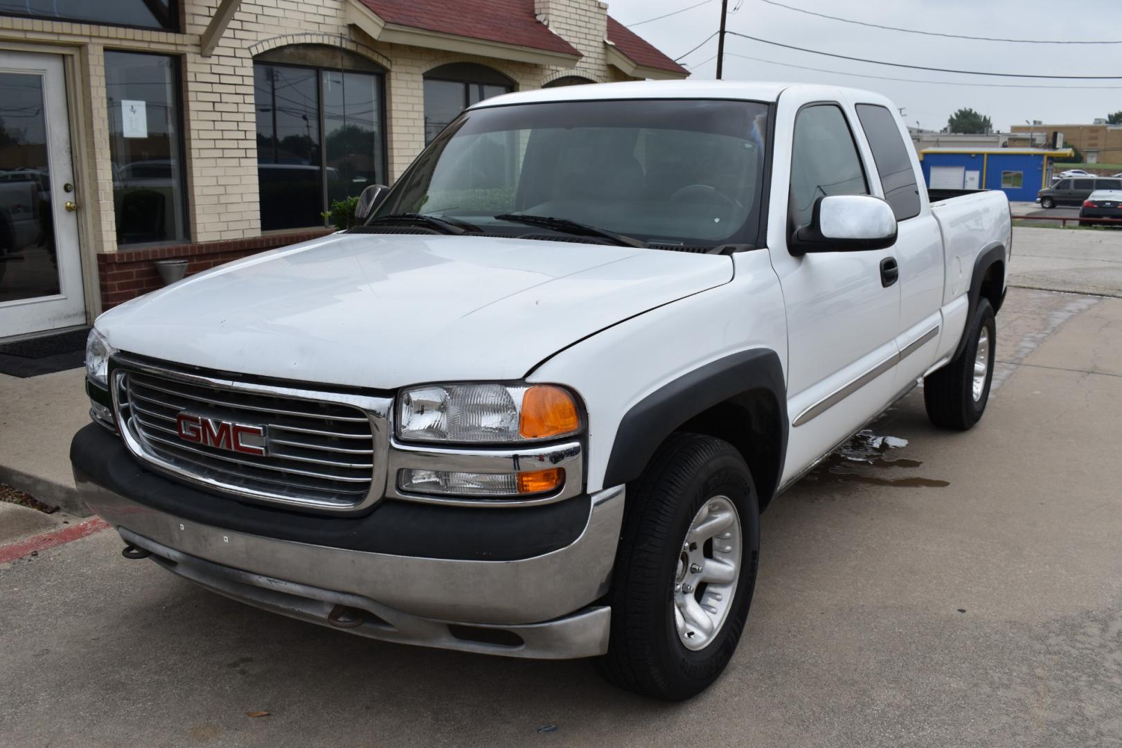 2001 White /Black GMC Sierra 1500 SL Ext. Cab Long Bed 4WD (1GTEK19T51E) with an 5.3L V8 OHV 16V engine, 4-Speed Automatic Overdrive transmission, located at 5925 E. BELKNAP ST., HALTOM CITY, TX, 76117, (817) 834-4222, 32.803799, -97.259003 - Revive Your Driving Experience with the 2001 GMC Sierra 1500 SL Ext. Cab Long Bed 4WD! Elevate Your Everyday Adventures!! Unleash the Beast: With its rugged 4WD capability, the 2001 GMC Sierra 1500 SL is ready to conquer any terrain, from city streets to off-road trails. Explore in Style: Whe - Photo#1