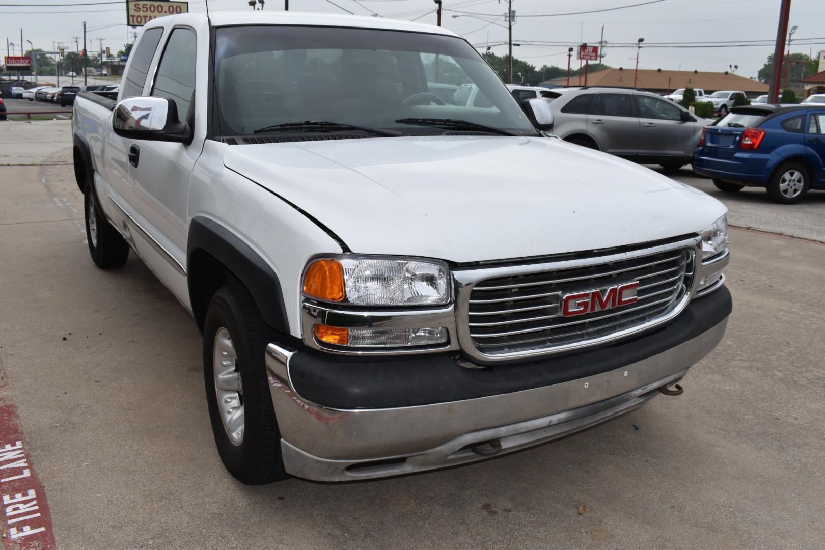 2001 White /Black GMC Sierra 1500 SL Ext. Cab Long Bed 4WD (1GTEK19T51E) with an 5.3L V8 OHV 16V engine, 4-Speed Automatic Overdrive transmission, located at 5925 E. BELKNAP ST., HALTOM CITY, TX, 76117, (817) 834-4222, 32.803799, -97.259003 - Revive Your Driving Experience with the 2001 GMC Sierra 1500 SL Ext. Cab Long Bed 4WD! Elevate Your Everyday Adventures!! Unleash the Beast: With its rugged 4WD capability, the 2001 GMC Sierra 1500 SL is ready to conquer any terrain, from city streets to off-road trails. Explore in Style: Whe - Photo#2
