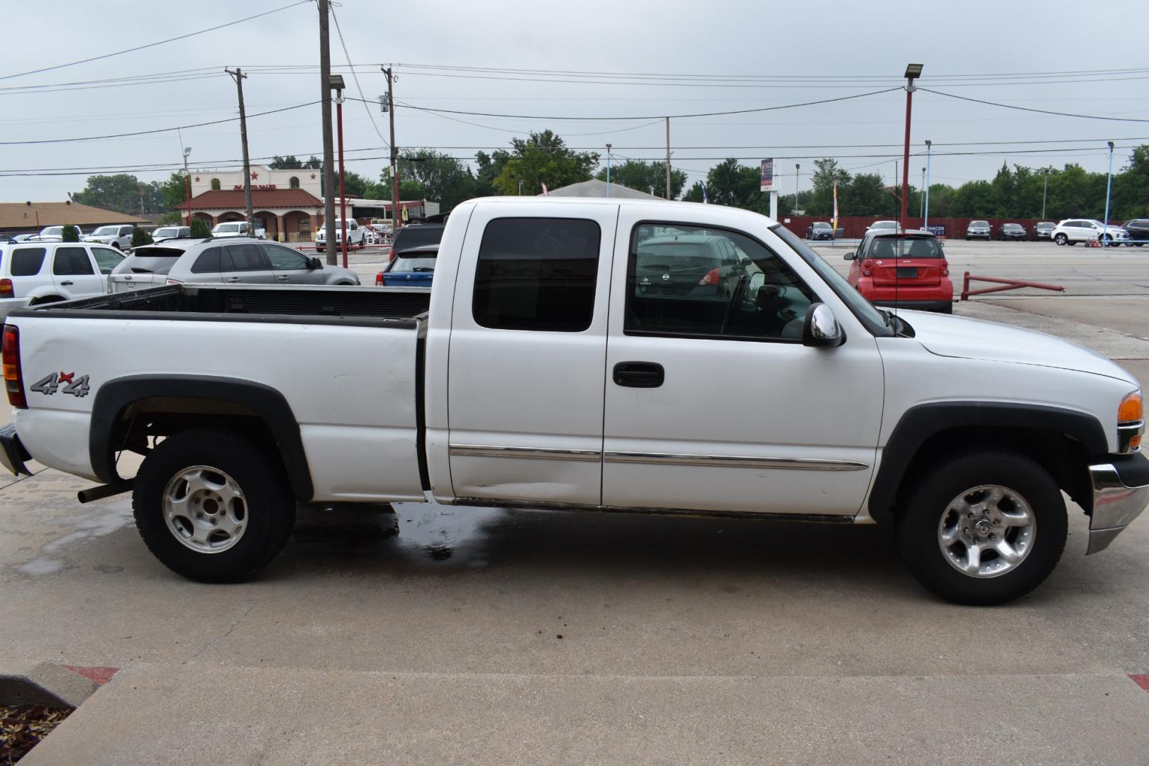 2001 White /Black GMC Sierra 1500 SL Ext. Cab Long Bed 4WD (1GTEK19T51E) with an 5.3L V8 OHV 16V engine, 4-Speed Automatic Overdrive transmission, located at 5925 E. BELKNAP ST., HALTOM CITY, TX, 76117, (817) 834-4222, 32.803799, -97.259003 - Revive Your Driving Experience with the 2001 GMC Sierra 1500 SL Ext. Cab Long Bed 4WD! Elevate Your Everyday Adventures!! Unleash the Beast: With its rugged 4WD capability, the 2001 GMC Sierra 1500 SL is ready to conquer any terrain, from city streets to off-road trails. Explore in Style: Whe - Photo#3