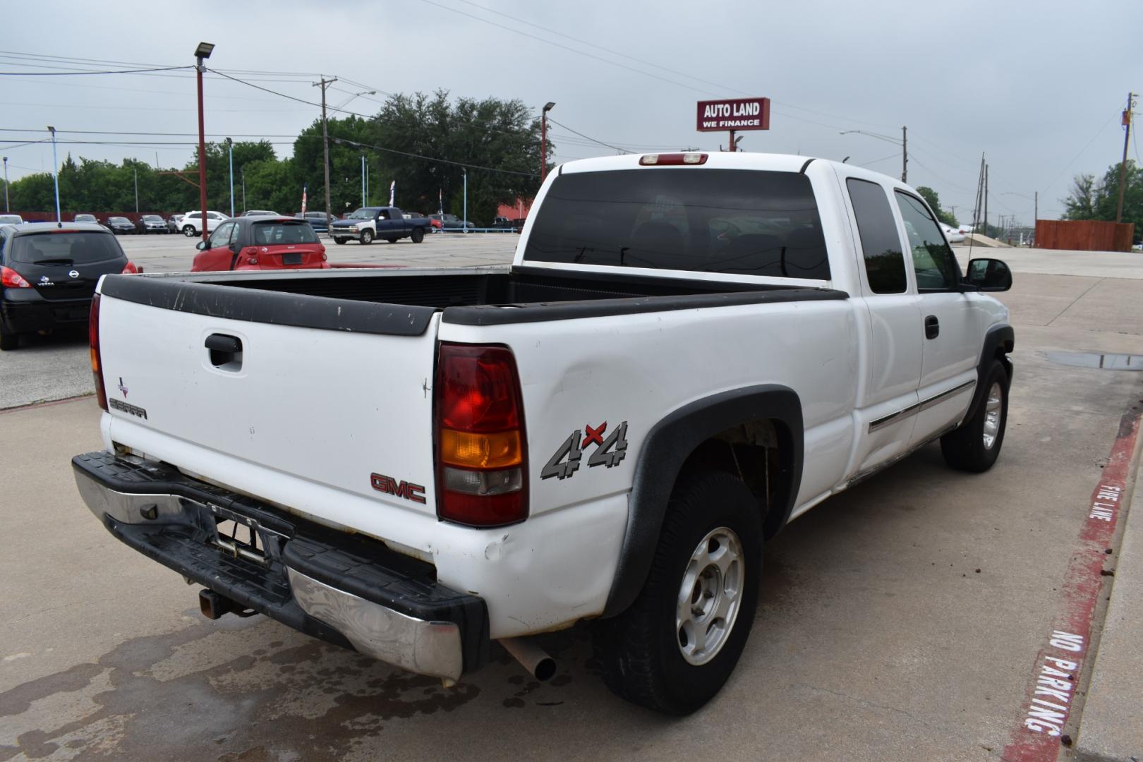 2001 White /Black GMC Sierra 1500 SL Ext. Cab Long Bed 4WD (1GTEK19T51E) with an 5.3L V8 OHV 16V engine, 4-Speed Automatic Overdrive transmission, located at 5925 E. BELKNAP ST., HALTOM CITY, TX, 76117, (817) 834-4222, 32.803799, -97.259003 - Revive Your Driving Experience with the 2001 GMC Sierra 1500 SL Ext. Cab Long Bed 4WD! Elevate Your Everyday Adventures!! Unleash the Beast: With its rugged 4WD capability, the 2001 GMC Sierra 1500 SL is ready to conquer any terrain, from city streets to off-road trails. Explore in Style: Whe - Photo#4