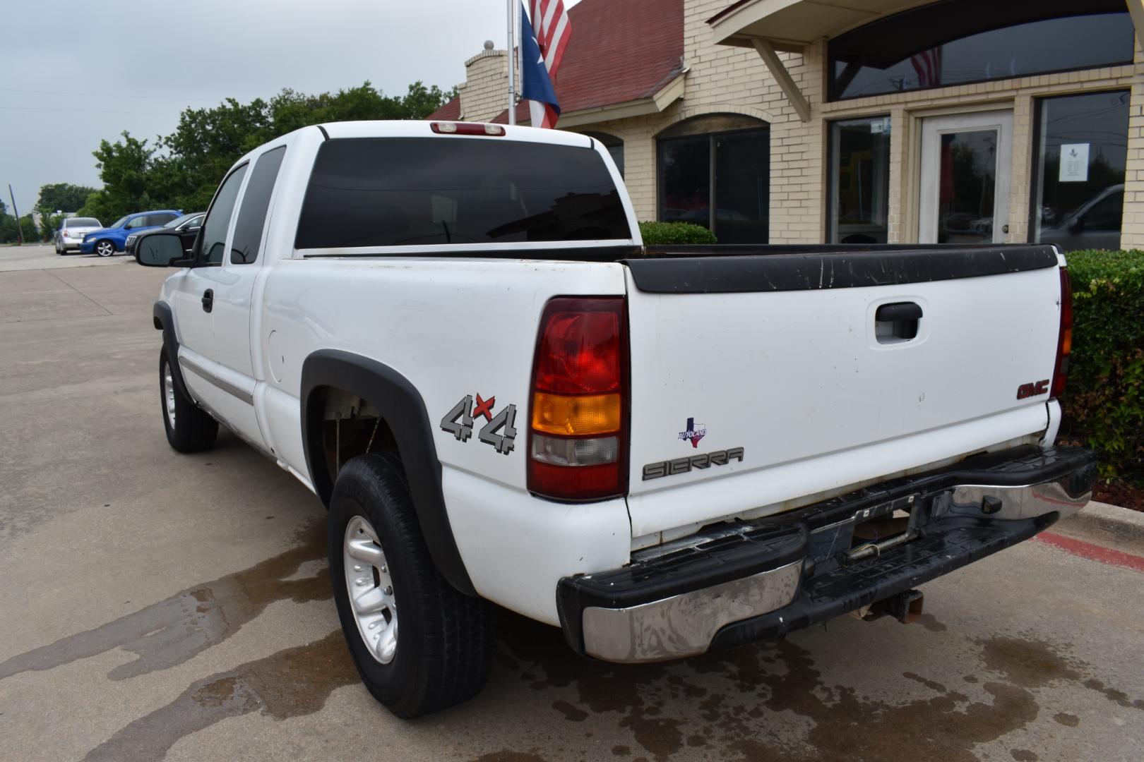 2001 White /Black GMC Sierra 1500 SL Ext. Cab Long Bed 4WD (1GTEK19T51E) with an 5.3L V8 OHV 16V engine, 4-Speed Automatic Overdrive transmission, located at 5925 E. BELKNAP ST., HALTOM CITY, TX, 76117, (817) 834-4222, 32.803799, -97.259003 - Revive Your Driving Experience with the 2001 GMC Sierra 1500 SL Ext. Cab Long Bed 4WD! Elevate Your Everyday Adventures!! Unleash the Beast: With its rugged 4WD capability, the 2001 GMC Sierra 1500 SL is ready to conquer any terrain, from city streets to off-road trails. Explore in Style: Whe - Photo#5