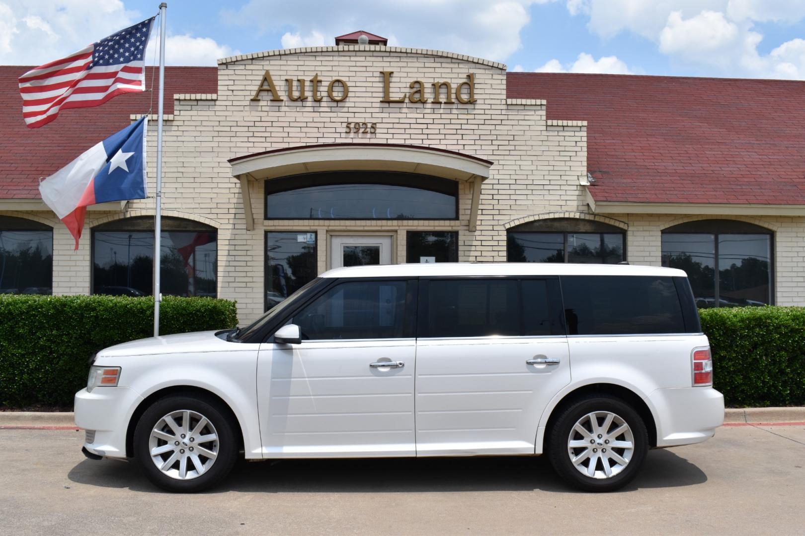 2009 White /Black Ford Flex SEL FWD (2FMDK52C39B) with an 3.5L V6 DOHC 24V engine, 6-Speed Automatic transmission, located at 5925 E. BELKNAP ST., HALTOM CITY, TX, 76117, (817) 834-4222, 32.803799, -97.259003 - Purchasing a 2009 Ford Flex SEL FWD can be a smart choice for several reasons: Unique and Stylish Design: The Ford Flex stands out with its distinctive and boxy design. It offers a unique and appealing look that sets it apart from more traditional SUVs and crossovers. Spacious Interior: The Flex i - Photo#0