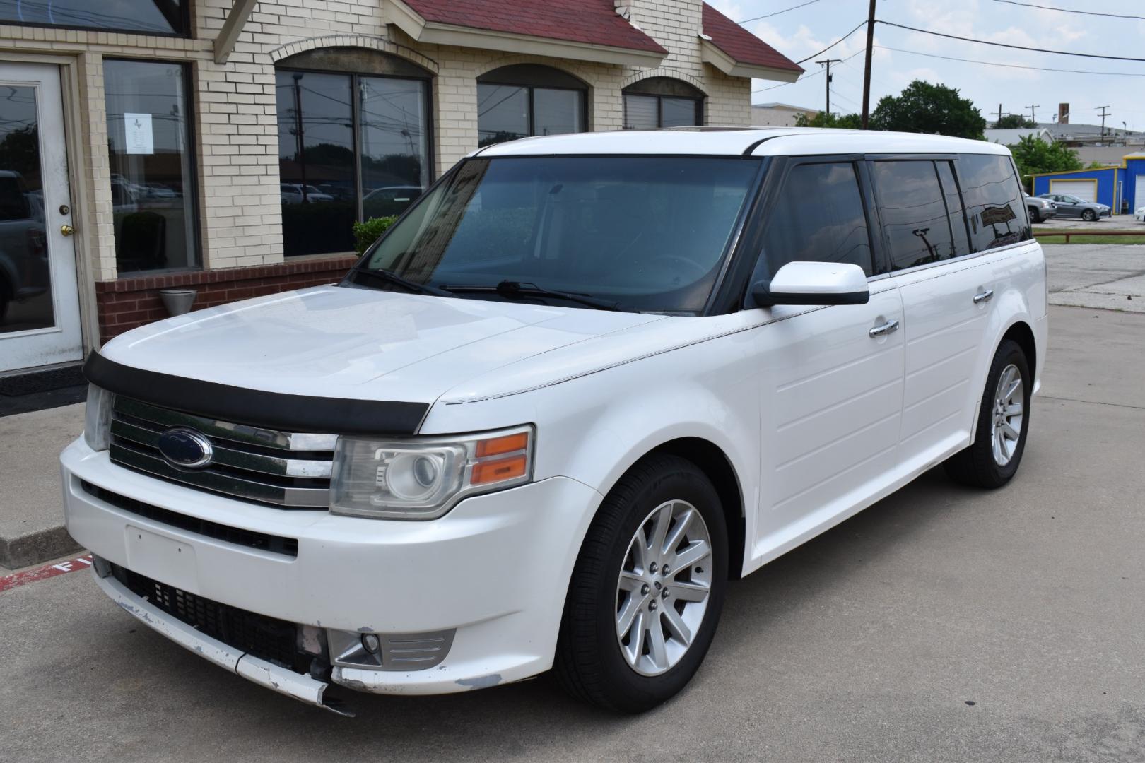 2009 White /Black Ford Flex SEL FWD (2FMDK52C39B) with an 3.5L V6 DOHC 24V engine, 6-Speed Automatic transmission, located at 5925 E. BELKNAP ST., HALTOM CITY, TX, 76117, (817) 834-4222, 32.803799, -97.259003 - Purchasing a 2009 Ford Flex SEL FWD can be a smart choice for several reasons: Unique and Stylish Design: The Ford Flex stands out with its distinctive and boxy design. It offers a unique and appealing look that sets it apart from more traditional SUVs and crossovers. Spacious Interior: The Flex i - Photo#1