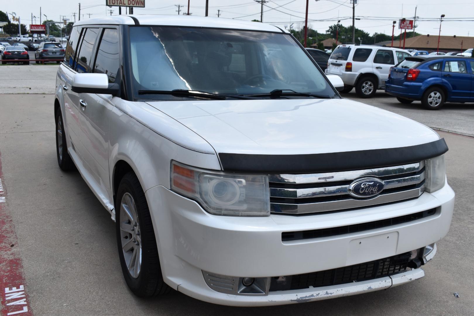 2009 White /Black Ford Flex SEL FWD (2FMDK52C39B) with an 3.5L V6 DOHC 24V engine, 6-Speed Automatic transmission, located at 5925 E. BELKNAP ST., HALTOM CITY, TX, 76117, (817) 834-4222, 32.803799, -97.259003 - Purchasing a 2009 Ford Flex SEL FWD can be a smart choice for several reasons: Unique and Stylish Design: The Ford Flex stands out with its distinctive and boxy design. It offers a unique and appealing look that sets it apart from more traditional SUVs and crossovers. Spacious Interior: The Flex i - Photo#2