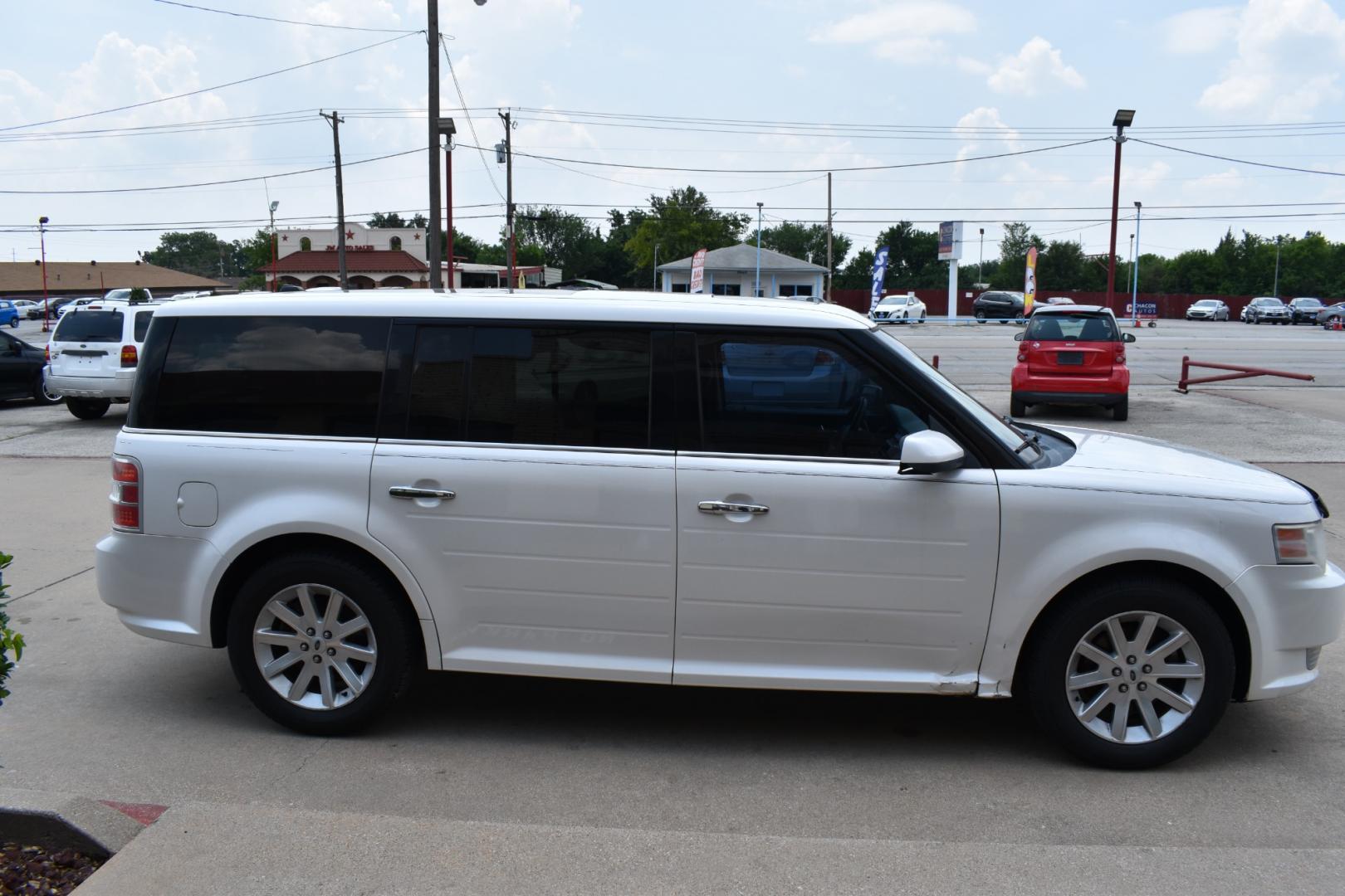 2009 White /Black Ford Flex SEL FWD (2FMDK52C39B) with an 3.5L V6 DOHC 24V engine, 6-Speed Automatic transmission, located at 5925 E. BELKNAP ST., HALTOM CITY, TX, 76117, (817) 834-4222, 32.803799, -97.259003 - Purchasing a 2009 Ford Flex SEL FWD can be a smart choice for several reasons: Unique and Stylish Design: The Ford Flex stands out with its distinctive and boxy design. It offers a unique and appealing look that sets it apart from more traditional SUVs and crossovers. Spacious Interior: The Flex i - Photo#3