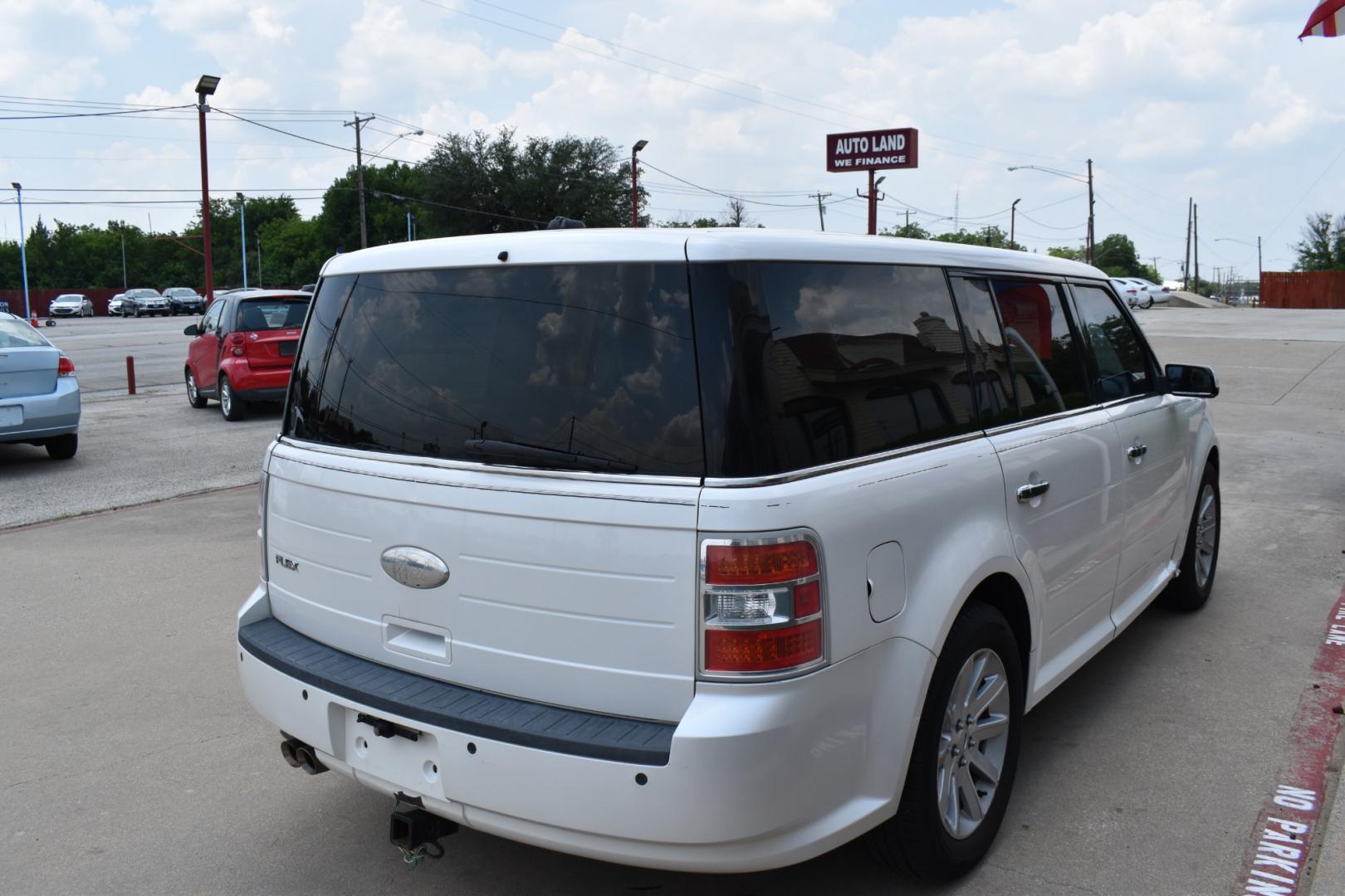 2009 White /Black Ford Flex SEL FWD (2FMDK52C39B) with an 3.5L V6 DOHC 24V engine, 6-Speed Automatic transmission, located at 5925 E. BELKNAP ST., HALTOM CITY, TX, 76117, (817) 834-4222, 32.803799, -97.259003 - Purchasing a 2009 Ford Flex SEL FWD can be a smart choice for several reasons: Unique and Stylish Design: The Ford Flex stands out with its distinctive and boxy design. It offers a unique and appealing look that sets it apart from more traditional SUVs and crossovers. Spacious Interior: The Flex i - Photo#4