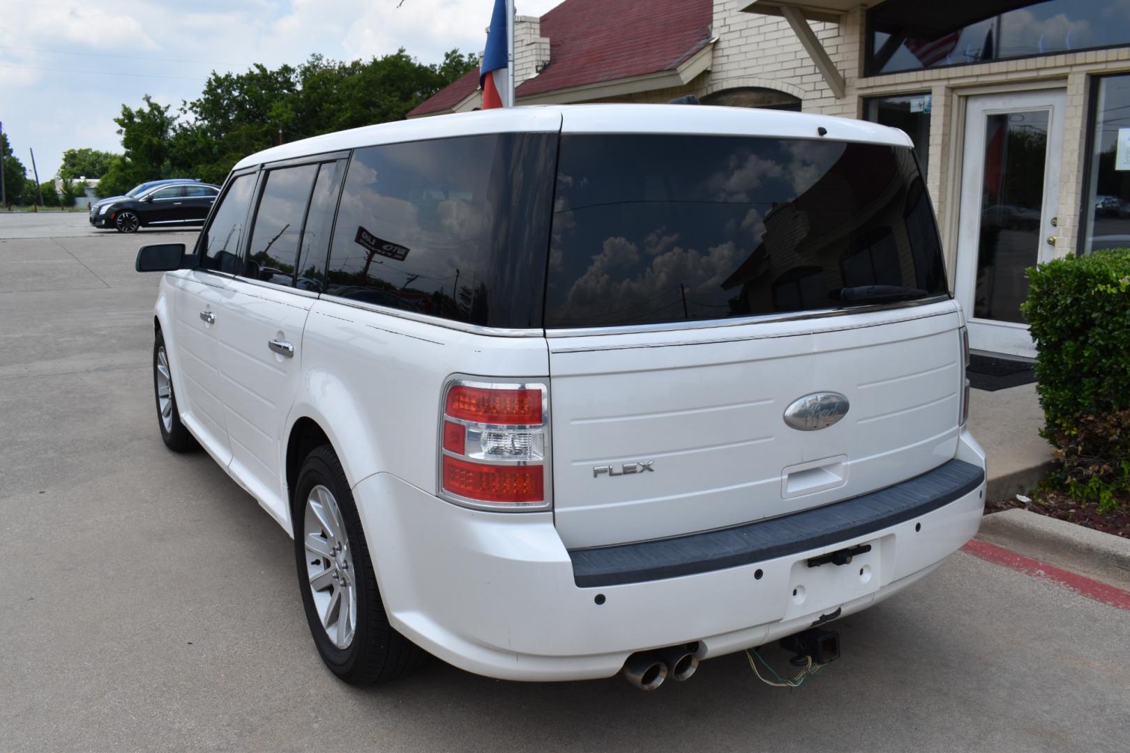 2009 White /Black Ford Flex SEL FWD (2FMDK52C39B) with an 3.5L V6 DOHC 24V engine, 6-Speed Automatic transmission, located at 5925 E. BELKNAP ST., HALTOM CITY, TX, 76117, (817) 834-4222, 32.803799, -97.259003 - Purchasing a 2009 Ford Flex SEL FWD can be a smart choice for several reasons: Unique and Stylish Design: The Ford Flex stands out with its distinctive and boxy design. It offers a unique and appealing look that sets it apart from more traditional SUVs and crossovers. Spacious Interior: The Flex i - Photo#5