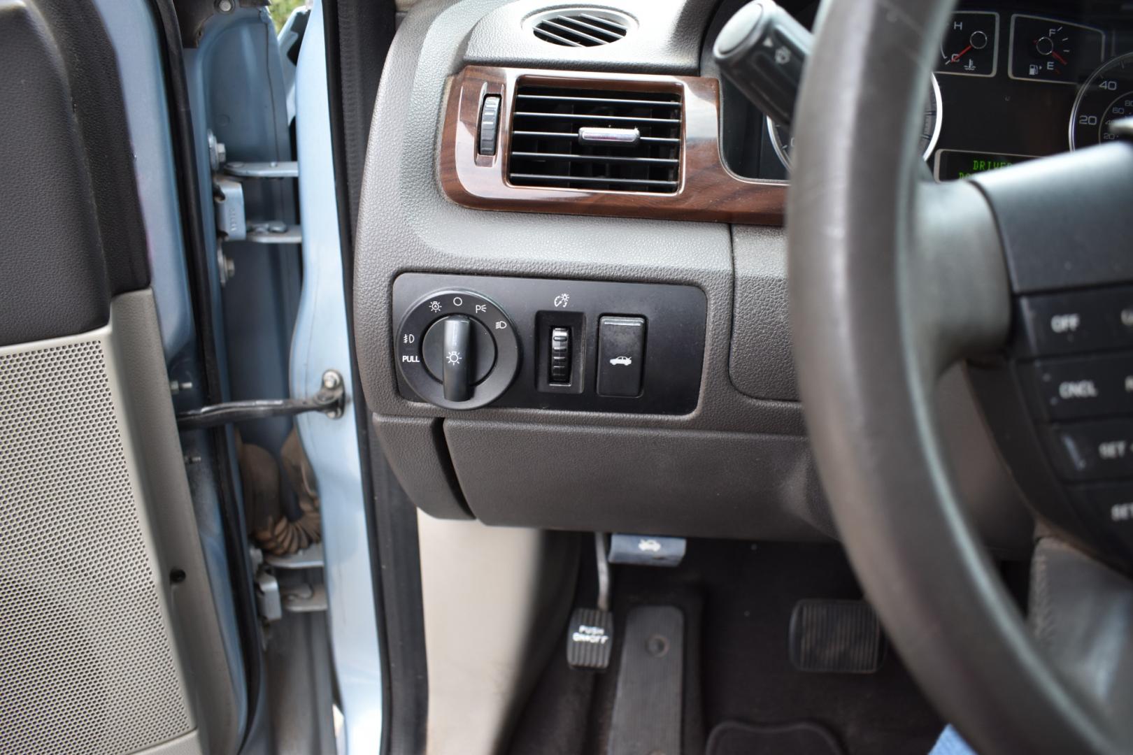 2008 Blue /Gray Ford Taurus SEL (1FAHP24W18G) with an 3.5L V6 DOHC 24V engine, 6-Speed Automatic Overdrive transmission, located at 5925 E. BELKNAP ST., HALTOM CITY, TX, 76117, (817) 834-4222, 32.803799, -97.259003 - Photo#9