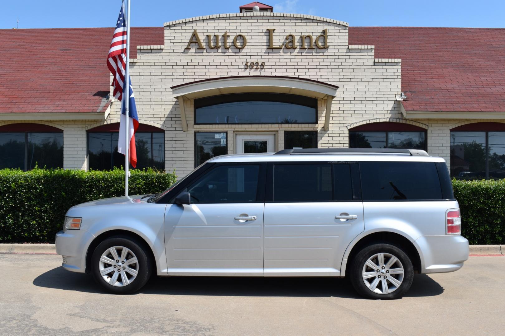 2011 Silver /Gray Ford Flex (2FMGK5BC5BB) with an 3.5L V6 engine, 6-Speed Automatic transmission, located at 5925 E. BELKNAP ST., HALTOM CITY, TX, 76117, (817) 834-4222, 32.803799, -97.259003 - Buying a 2011 Ford Flex can offer several benefits: Spacious Interior: The Ford Flex is known for its roomy interior, with three rows of seating that can accommodate up to seven passengers comfortably. This makes it a great choice for families or anyone who needs ample space for passengers and ca - Photo#0