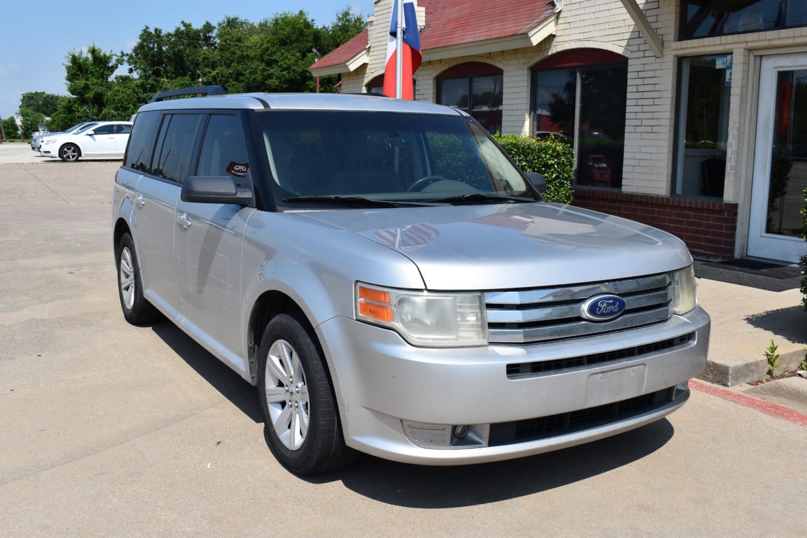 2011 Silver /Gray Ford Flex (2FMGK5BC5BB) with an 3.5L V6 engine, 6-Speed Automatic transmission, located at 5925 E. BELKNAP ST., HALTOM CITY, TX, 76117, (817) 834-4222, 32.803799, -97.259003 - Buying a 2011 Ford Flex can offer several benefits: Spacious Interior: The Ford Flex is known for its roomy interior, with three rows of seating that can accommodate up to seven passengers comfortably. This makes it a great choice for families or anyone who needs ample space for passengers and ca - Photo#5