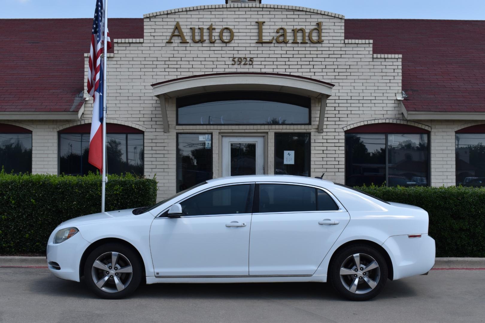 2009 White /Tan Chevrolet Malibu (1G1ZJ57B19F) with an 4 2.4L engine, 6-Speed Automatic transmission, located at 5925 E. BELKNAP ST., HALTOM CITY, TX, 76117, (817) 834-4222, 32.803799, -97.259003 - Buying a 2009 Chevrolet Malibu offers several benefits: Fuel Efficiency: The 2009 Malibu typically offers good fuel efficiency, especially with its four-cylinder engine options. This makes it an economical choice for daily commuting and long-distance driving. Comfortable Ride: The Malibu is kn - Photo#0