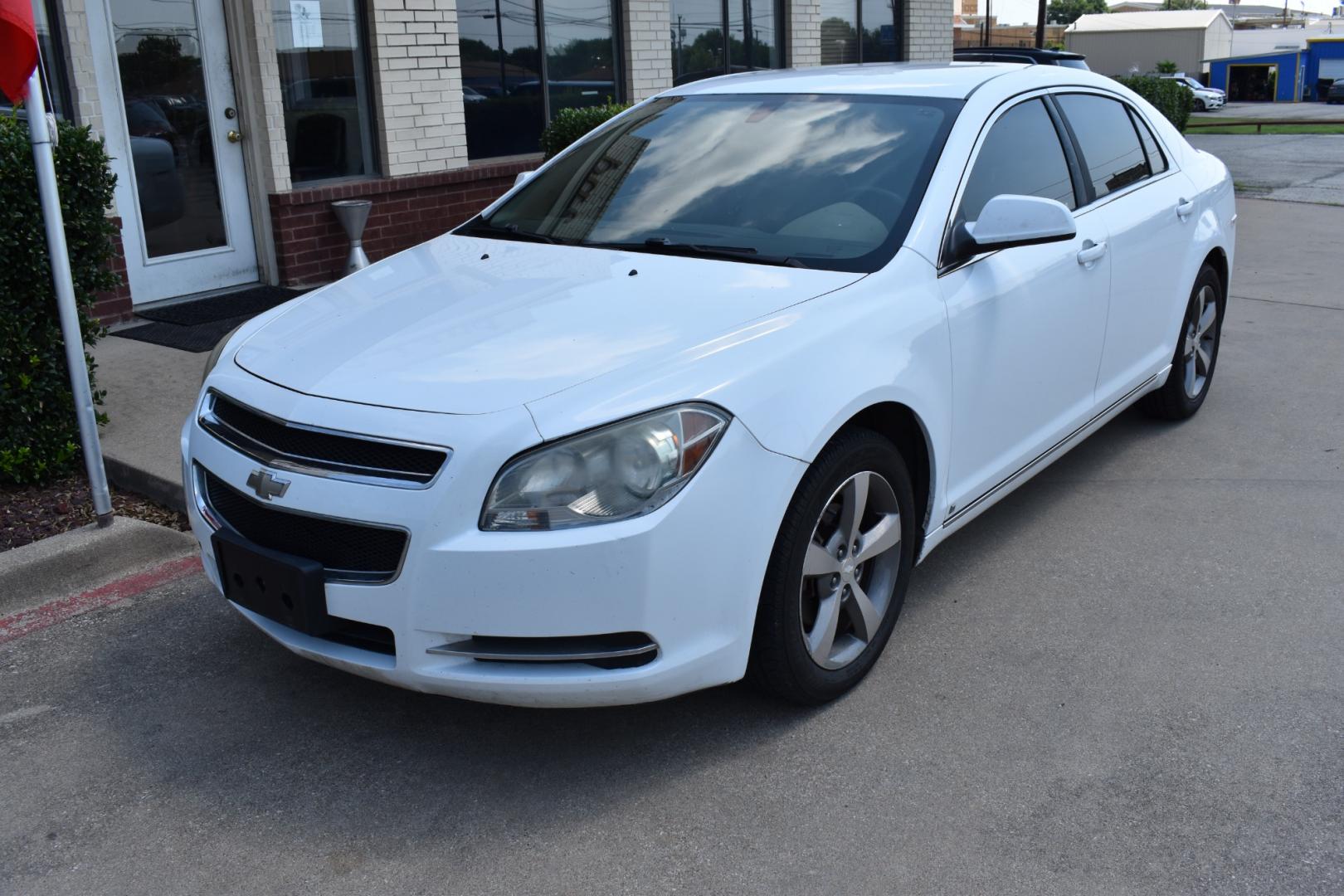 2009 White /Tan Chevrolet Malibu (1G1ZJ57B19F) with an 4 2.4L engine, 6-Speed Automatic transmission, located at 5925 E. BELKNAP ST., HALTOM CITY, TX, 76117, (817) 834-4222, 32.803799, -97.259003 - Buying a 2009 Chevrolet Malibu offers several benefits: Fuel Efficiency: The 2009 Malibu typically offers good fuel efficiency, especially with its four-cylinder engine options. This makes it an economical choice for daily commuting and long-distance driving. Comfortable Ride: The Malibu is kn - Photo#1