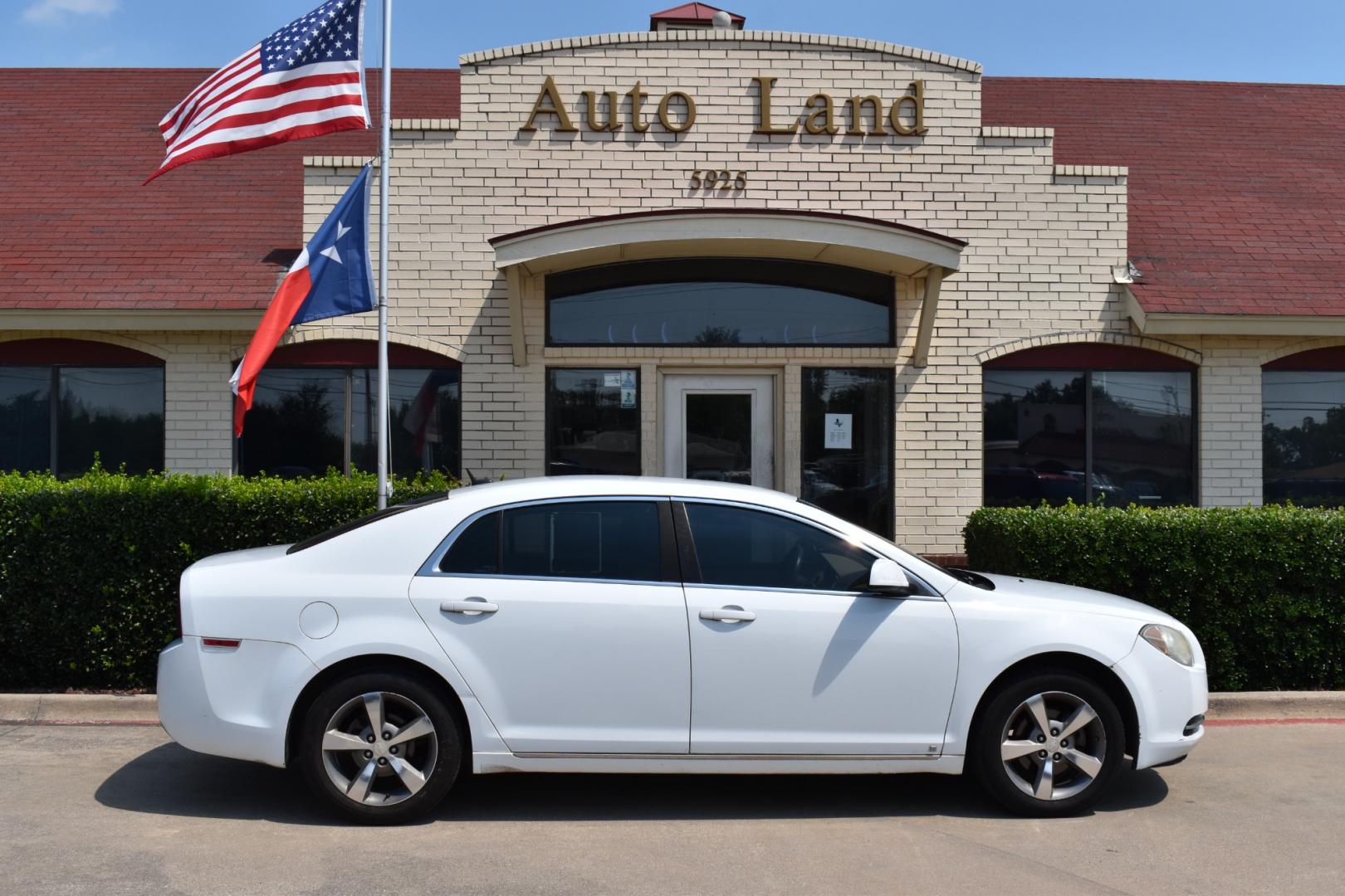 2009 White /Tan Chevrolet Malibu (1G1ZJ57B19F) with an 4 2.4L engine, 6-Speed Automatic transmission, located at 5925 E. BELKNAP ST., HALTOM CITY, TX, 76117, (817) 834-4222, 32.803799, -97.259003 - Buying a 2009 Chevrolet Malibu offers several benefits: Fuel Efficiency: The 2009 Malibu typically offers good fuel efficiency, especially with its four-cylinder engine options. This makes it an economical choice for daily commuting and long-distance driving. Comfortable Ride: The Malibu is kn - Photo#3