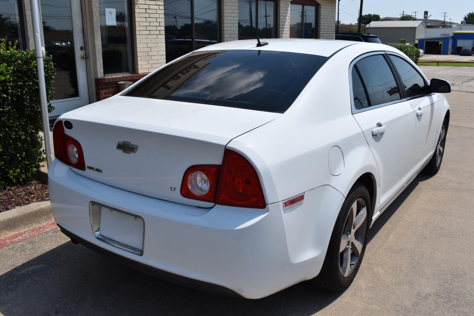 2009 White /Tan Chevrolet Malibu (1G1ZJ57B19F) with an 4 2.4L engine, 6-Speed Automatic transmission, located at 5925 E. BELKNAP ST., HALTOM CITY, TX, 76117, (817) 834-4222, 32.803799, -97.259003 - Buying a 2009 Chevrolet Malibu offers several benefits: Fuel Efficiency: The 2009 Malibu typically offers good fuel efficiency, especially with its four-cylinder engine options. This makes it an economical choice for daily commuting and long-distance driving. Comfortable Ride: The Malibu is kn - Photo#4