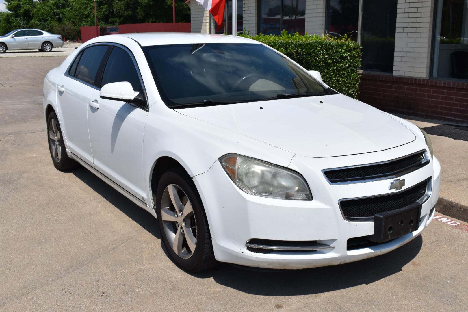 2009 White /Tan Chevrolet Malibu (1G1ZJ57B19F) with an 4 2.4L engine, 6-Speed Automatic transmission, located at 5925 E. BELKNAP ST., HALTOM CITY, TX, 76117, (817) 834-4222, 32.803799, -97.259003 - Buying a 2009 Chevrolet Malibu offers several benefits: Fuel Efficiency: The 2009 Malibu typically offers good fuel efficiency, especially with its four-cylinder engine options. This makes it an economical choice for daily commuting and long-distance driving. Comfortable Ride: The Malibu is kn - Photo#5