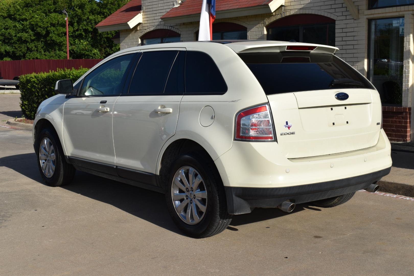 2007 White /Tan Ford Edge SEL Plus FWD (2FMDK39C27B) with an 3.5L V6 DOHC 24V engine, 6-Speed Automatic Overdrive transmission, located at 5925 E. BELKNAP ST., HALTOM CITY, TX, 76117, (817) 834-4222, 32.803799, -97.259003 - Photo#2