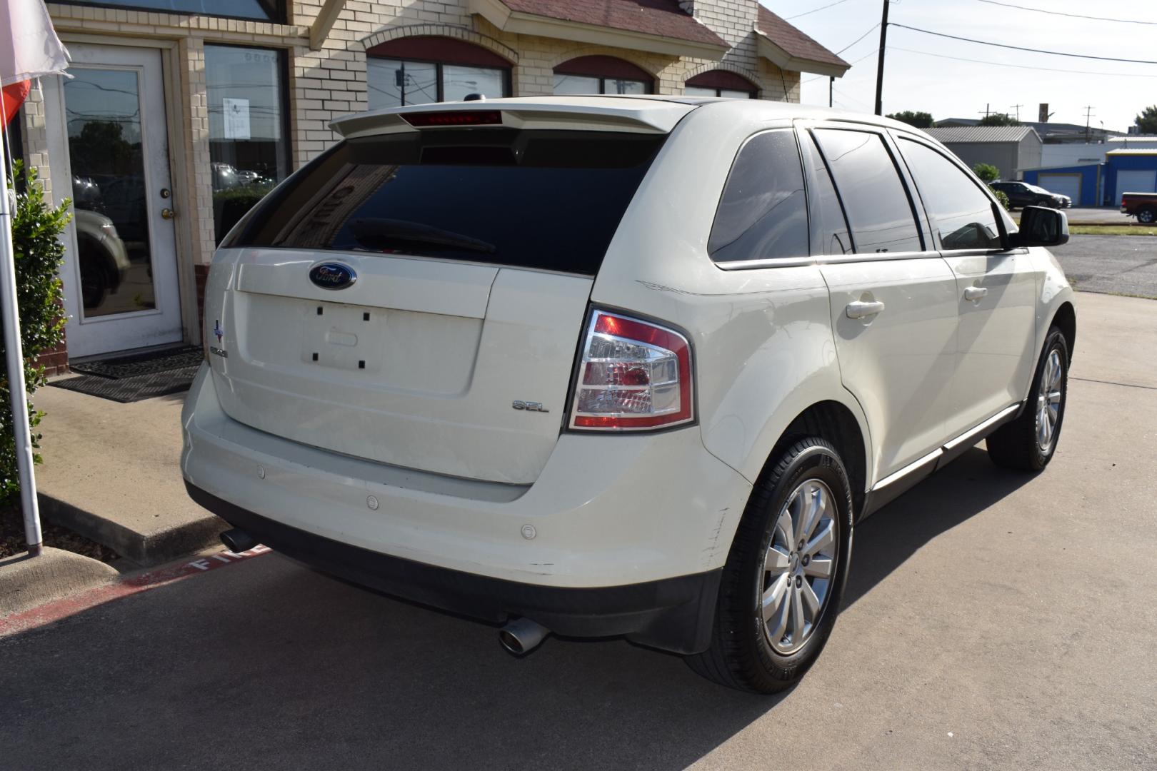 2007 White /Tan Ford Edge SEL Plus FWD (2FMDK39C27B) with an 3.5L V6 DOHC 24V engine, 6-Speed Automatic Overdrive transmission, located at 5925 E. BELKNAP ST., HALTOM CITY, TX, 76117, (817) 834-4222, 32.803799, -97.259003 - Photo#4