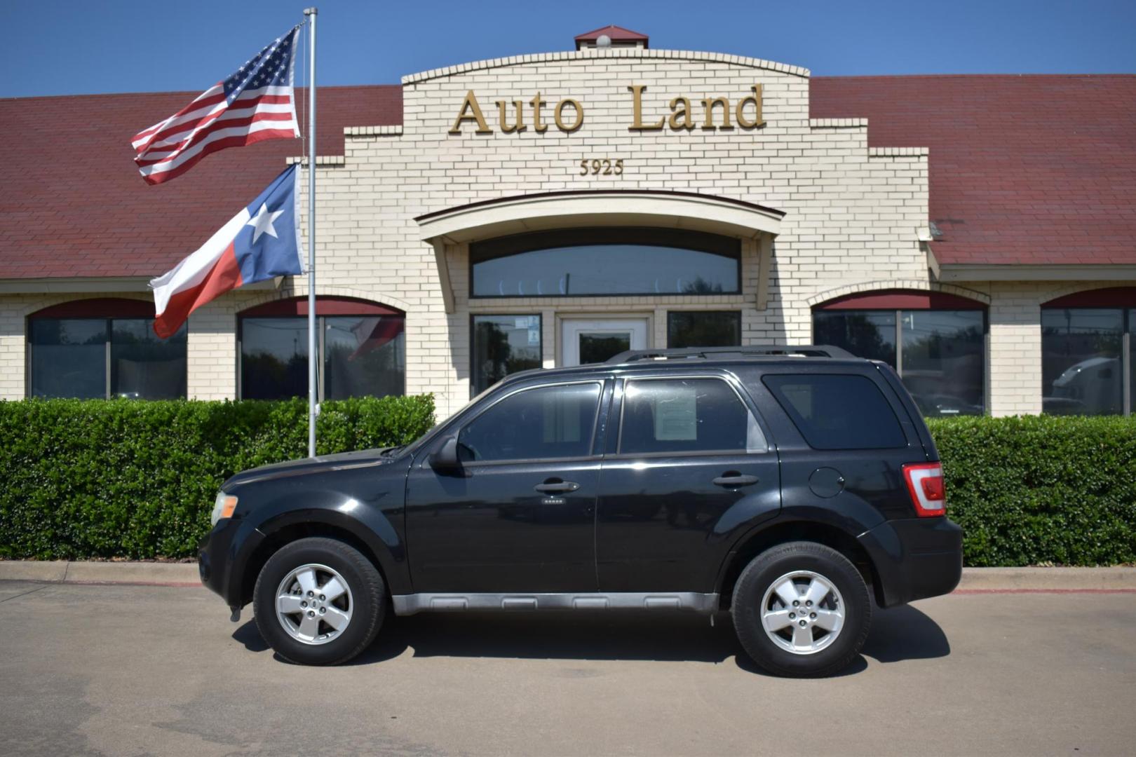 2014 Black /Black Nissan Murano S (JN8AZ1MUXEW) with an 3.5L V6 DOHC 24V engine, Continuously Variable Transmission transmission, located at 5925 E. BELKNAP ST., HALTOM CITY, TX, 76117, (817) 834-4222, 32.803799, -97.259003 - Owning a 2014 Nissan Murano can offer a number of benefits, especially for those looking for a comfortable, reliable, and spacious midsize SUV. Here are some of the key advantages: 1. Comfortable Ride and Interior The 2014 Murano is well-regarded for its smooth and quiet ride, making it a great - Photo#2