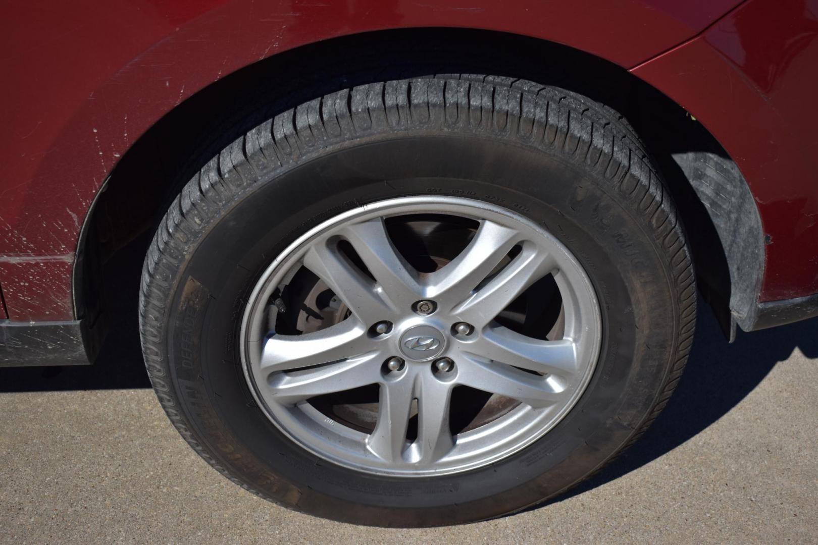 2011 Red /Gray Hyundai Santa Fe GLS 3.5 FWD (5XYZG4AG8BG) with an 3.5L V6 DOHC 24V engine, 6-Speed Automatic transmission, located at 5925 E. BELKNAP ST., HALTOM CITY, TX, 76117, (817) 834-4222, 32.803799, -97.259003 - The 2011 Hyundai Santa Fe GLS could be a solid option depending on your needs and preferences. Here's why you might consider buying it: 1. Affordability and Value Lower price: Being a 2011 model, you can often find it at a relatively low price compared to newer vehicles. This could offer great v - Photo#30