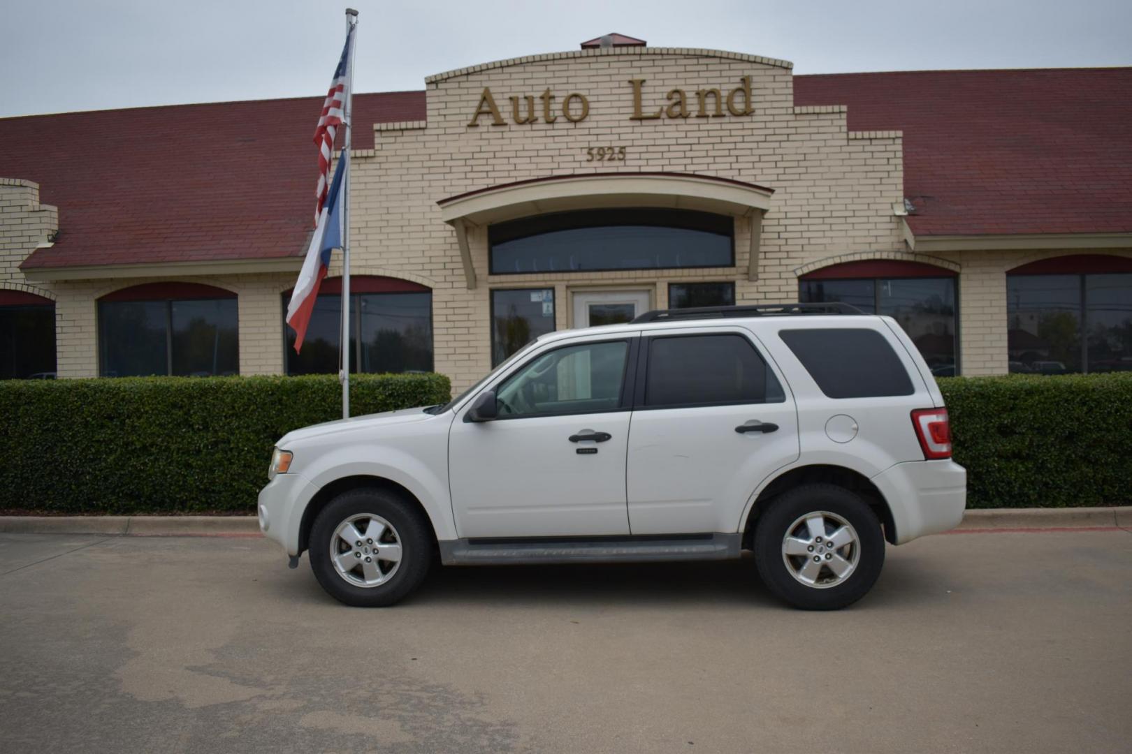 2011 White /Tan Ford Escape XLT FWD (1FMCU0D77BK) with an 2.5L L4 DOHC 16V engine, 6-Speed Automatic transmission, located at 5925 E. BELKNAP ST., HALTOM CITY, TX, 76117, (817) 834-4222, 32.803799, -97.259003 - The 2011 Ford Escape XLT FWD is a compact SUV that offers a solid mix of reliability, practicality, and versatility. Here are several reasons why you might consider buying this vehicle: 1. Strong Performance and Handling The 2011 Ford Escape XLT FWD comes with a 2.5-liter 4-cylinder engine that - Photo#0