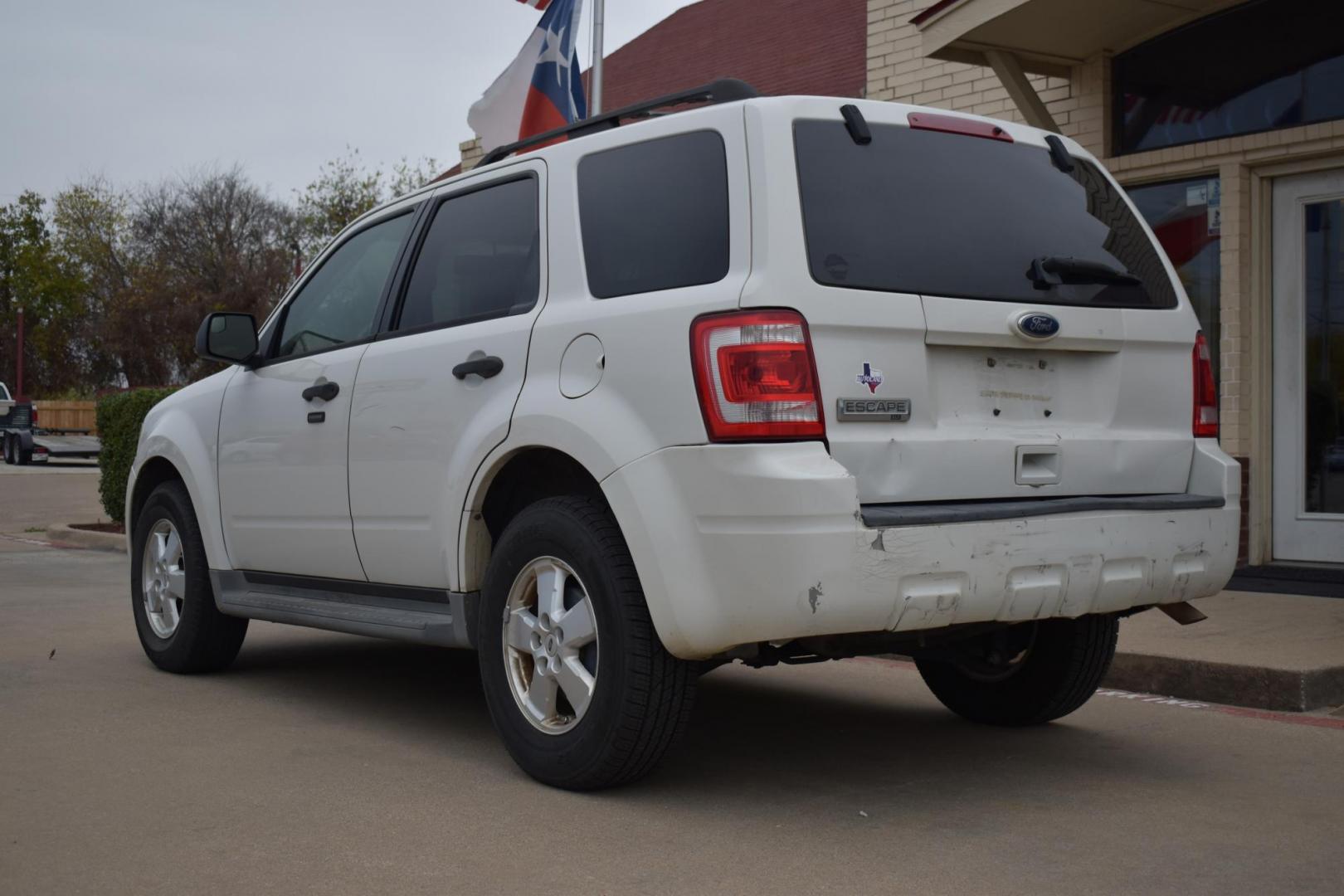 2011 White /Tan Ford Escape XLT FWD (1FMCU0D77BK) with an 2.5L L4 DOHC 16V engine, 6-Speed Automatic transmission, located at 5925 E. BELKNAP ST., HALTOM CITY, TX, 76117, (817) 834-4222, 32.803799, -97.259003 - The 2011 Ford Escape XLT FWD is a compact SUV that offers a solid mix of reliability, practicality, and versatility. Here are several reasons why you might consider buying this vehicle: 1. Strong Performance and Handling The 2011 Ford Escape XLT FWD comes with a 2.5-liter 4-cylinder engine that - Photo#1