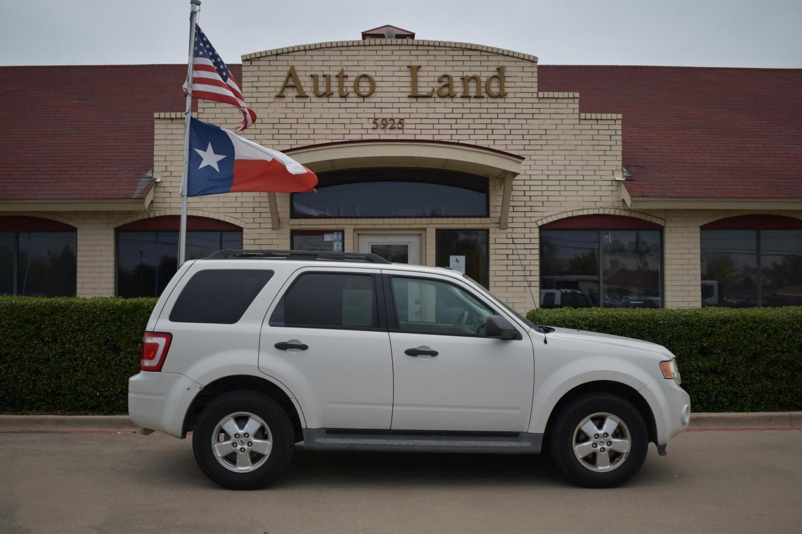 2011 White /Tan Ford Escape XLT FWD (1FMCU0D77BK) with an 2.5L L4 DOHC 16V engine, 6-Speed Automatic transmission, located at 5925 E. BELKNAP ST., HALTOM CITY, TX, 76117, (817) 834-4222, 32.803799, -97.259003 - The 2011 Ford Escape XLT FWD is a compact SUV that offers a solid mix of reliability, practicality, and versatility. Here are several reasons why you might consider buying this vehicle: 1. Strong Performance and Handling The 2011 Ford Escape XLT FWD comes with a 2.5-liter 4-cylinder engine that - Photo#3