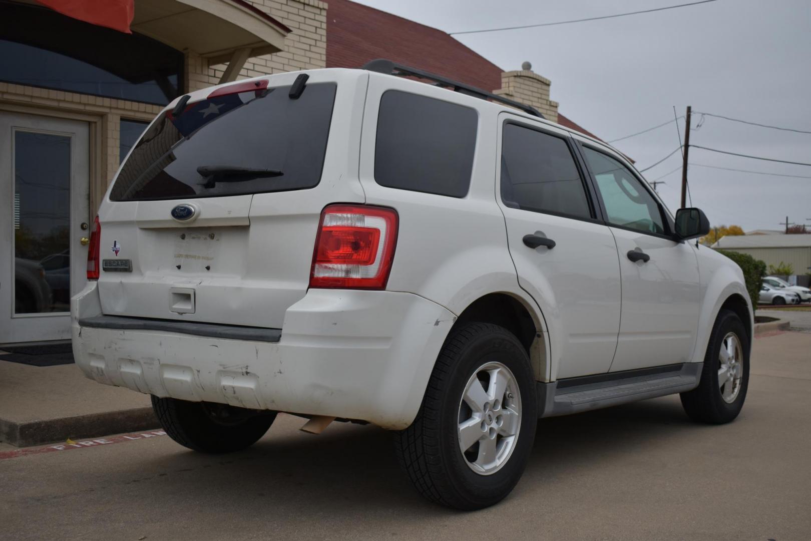 2011 White /Tan Ford Escape XLT FWD (1FMCU0D77BK) with an 2.5L L4 DOHC 16V engine, 6-Speed Automatic transmission, located at 5925 E. BELKNAP ST., HALTOM CITY, TX, 76117, (817) 834-4222, 32.803799, -97.259003 - The 2011 Ford Escape XLT FWD is a compact SUV that offers a solid mix of reliability, practicality, and versatility. Here are several reasons why you might consider buying this vehicle: 1. Strong Performance and Handling The 2011 Ford Escape XLT FWD comes with a 2.5-liter 4-cylinder engine that - Photo#5